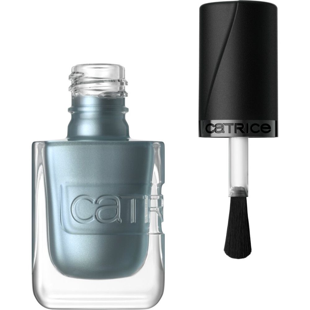 Hellblaue Nagellackflasche mit aufgeschraubtem schwarzem Deckel und Applikator. "catrice" Schriftzug auf der Flasche.
