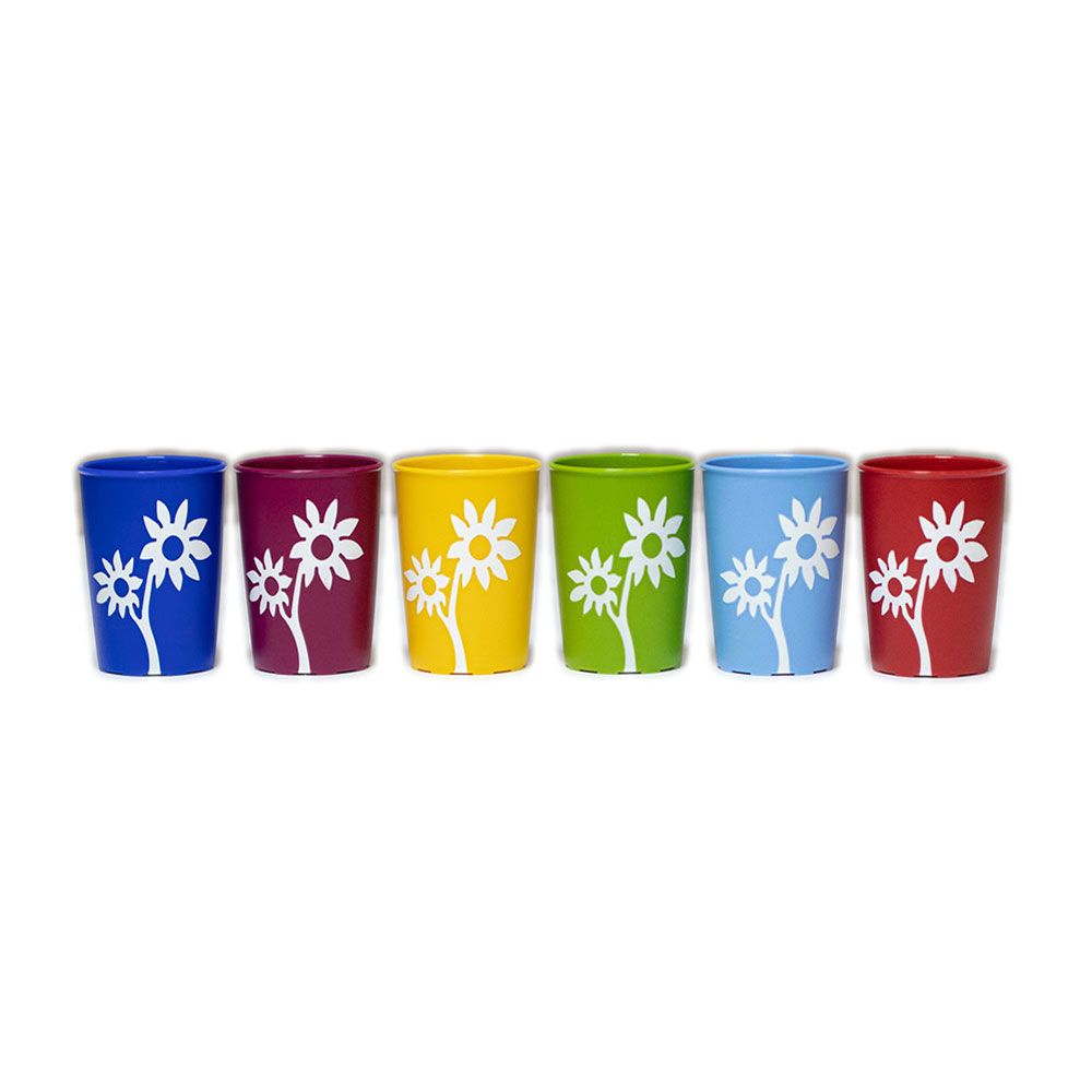 Sechs farbige Trinkbecher mit Blumenmuster. Blau, lila, gelb, grün, hellblau und rot.