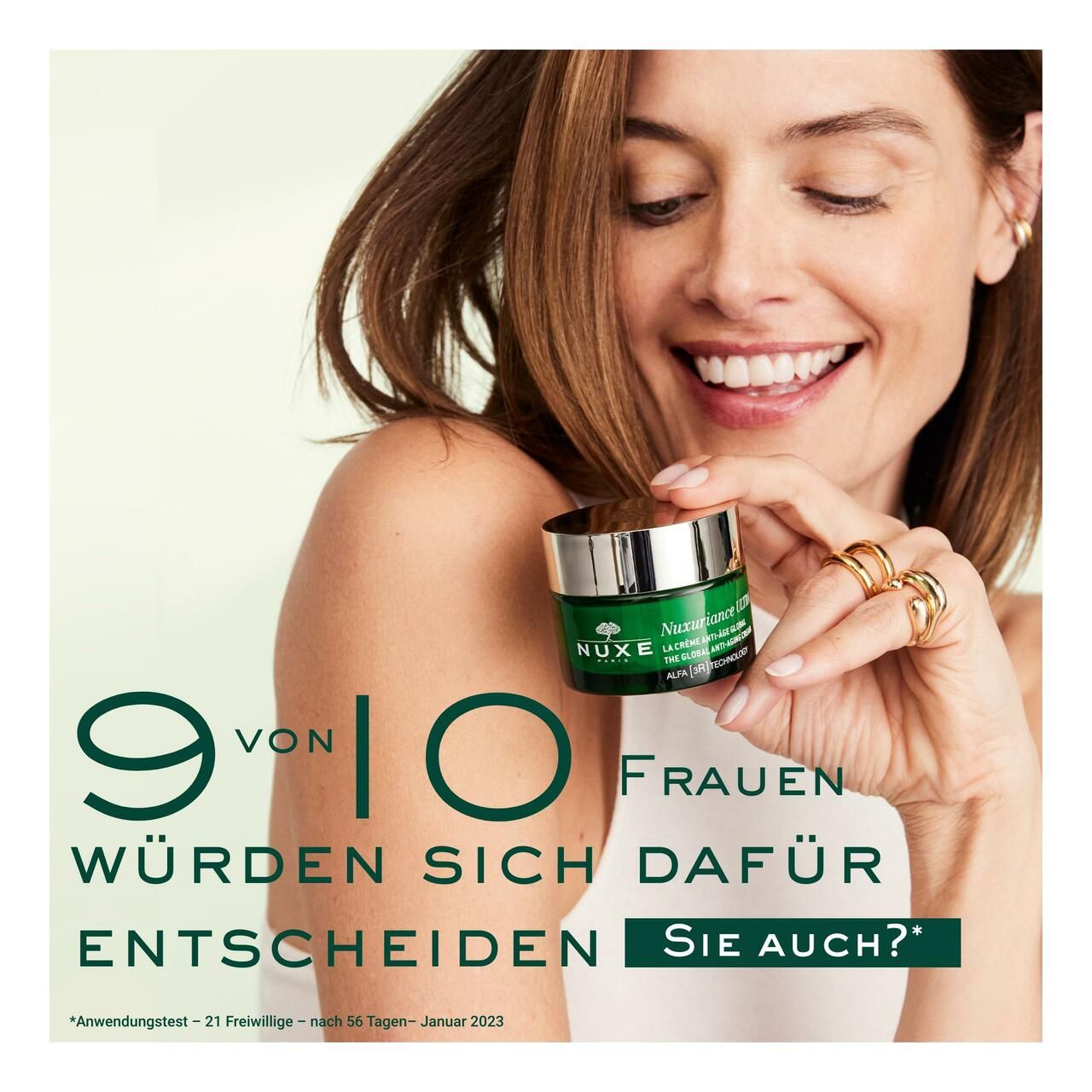 Frau hält Glastiegel. Text: 9 von 10 Frauen würden sich dafür entscheiden. Sie auch?