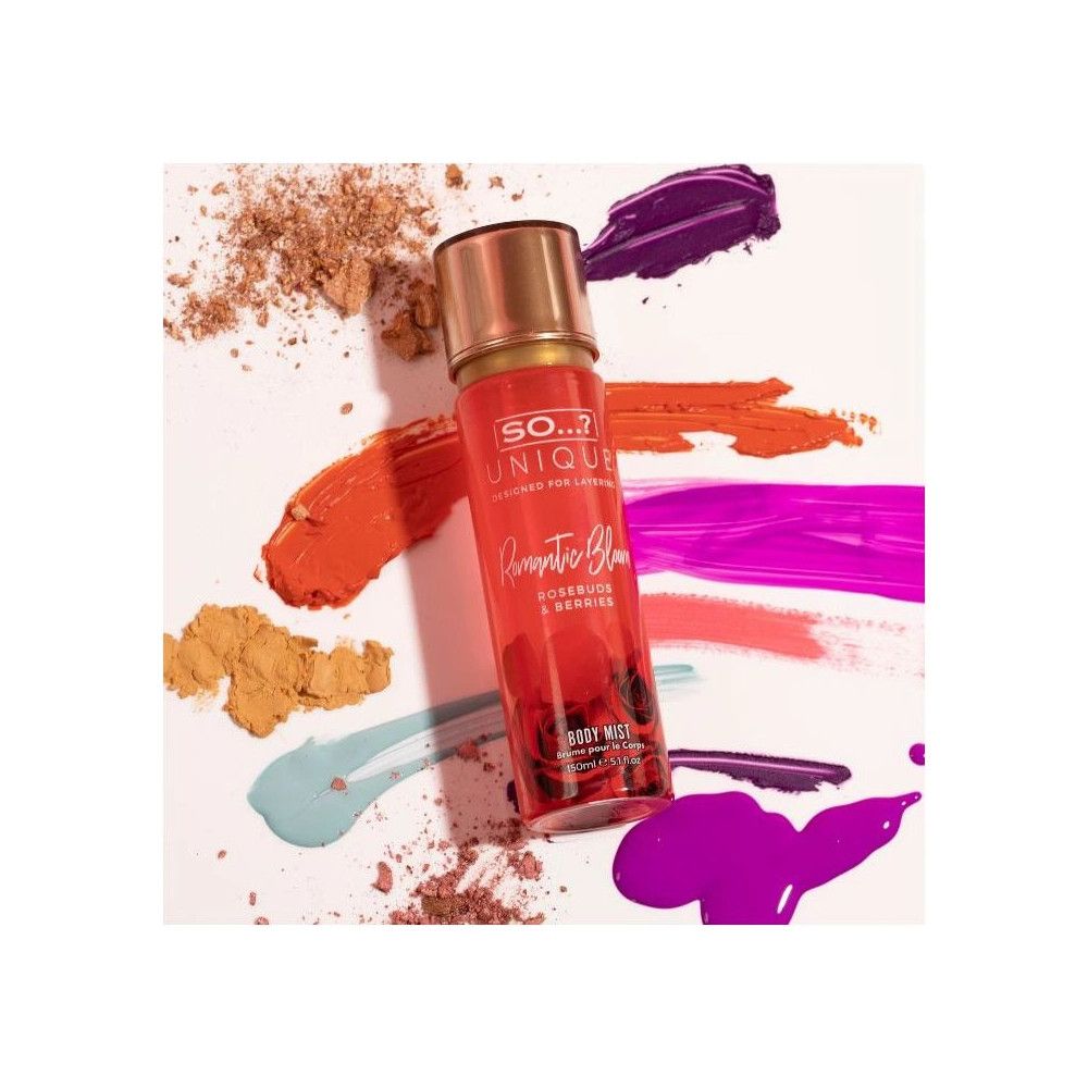 Körperspray, rosa Flasche mit goldenem Deckel. Aufschrift: So Unique, Romantic Bloom, Rosebuds & Berries. Produktname und Logo.