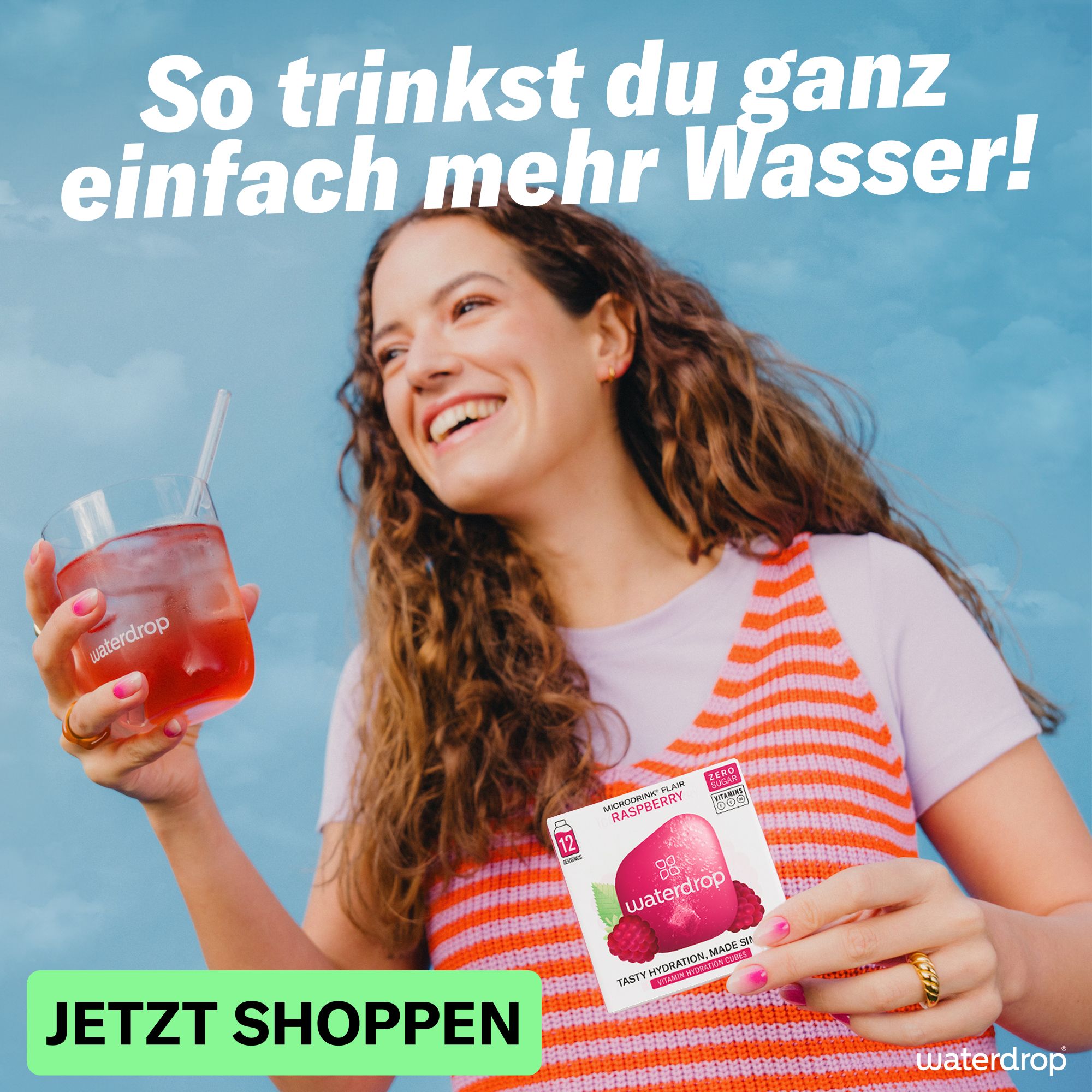 Frau hält Glas mit pinkem Getränk und waterdrop®-Box. Aufdruck: Raspberry. Text: So trinkst du ganz einfach mehr Wasser! Jetzt shoppen.