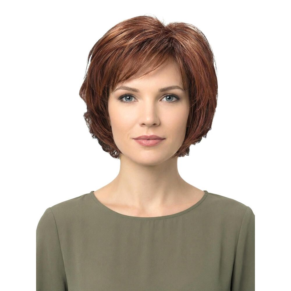Kurzhaarperücke, rotbraune Farbe, gestuft geschnitten. Frau mit olivgrünem Oberteil, Blickrichtung frontal.