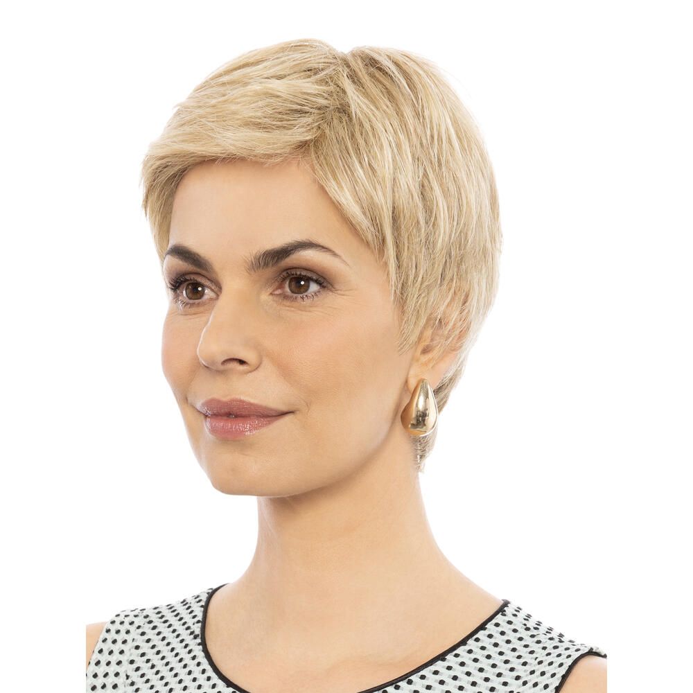 Blonde Perücke mit kurzem, gewelltem Haar. Frau mit goldenen Ohrringen. Dreiviertelansicht.