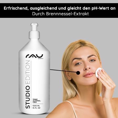Weiße Flasche mit Pumpe. Aufschrift: STUDIO EDITION, TONIC ALCOHOL-FREE. Frau verwendet Wattepad. Text: Erfrischend, gleicht den pH-Wert an.