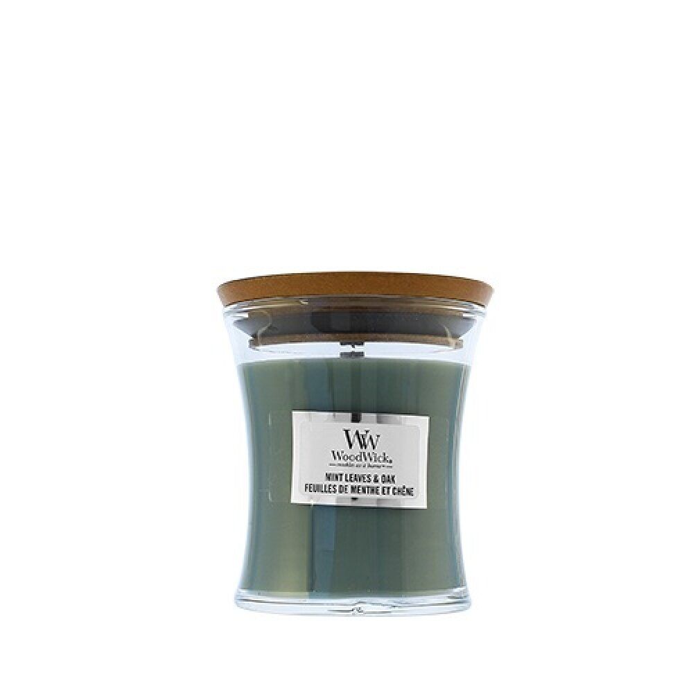 Grüne Kerze in Sanduhrform mit Holzdeckel. Aufkleber mit Produktinformationen. Marke WoodWick. Mint Leaves & Oak.