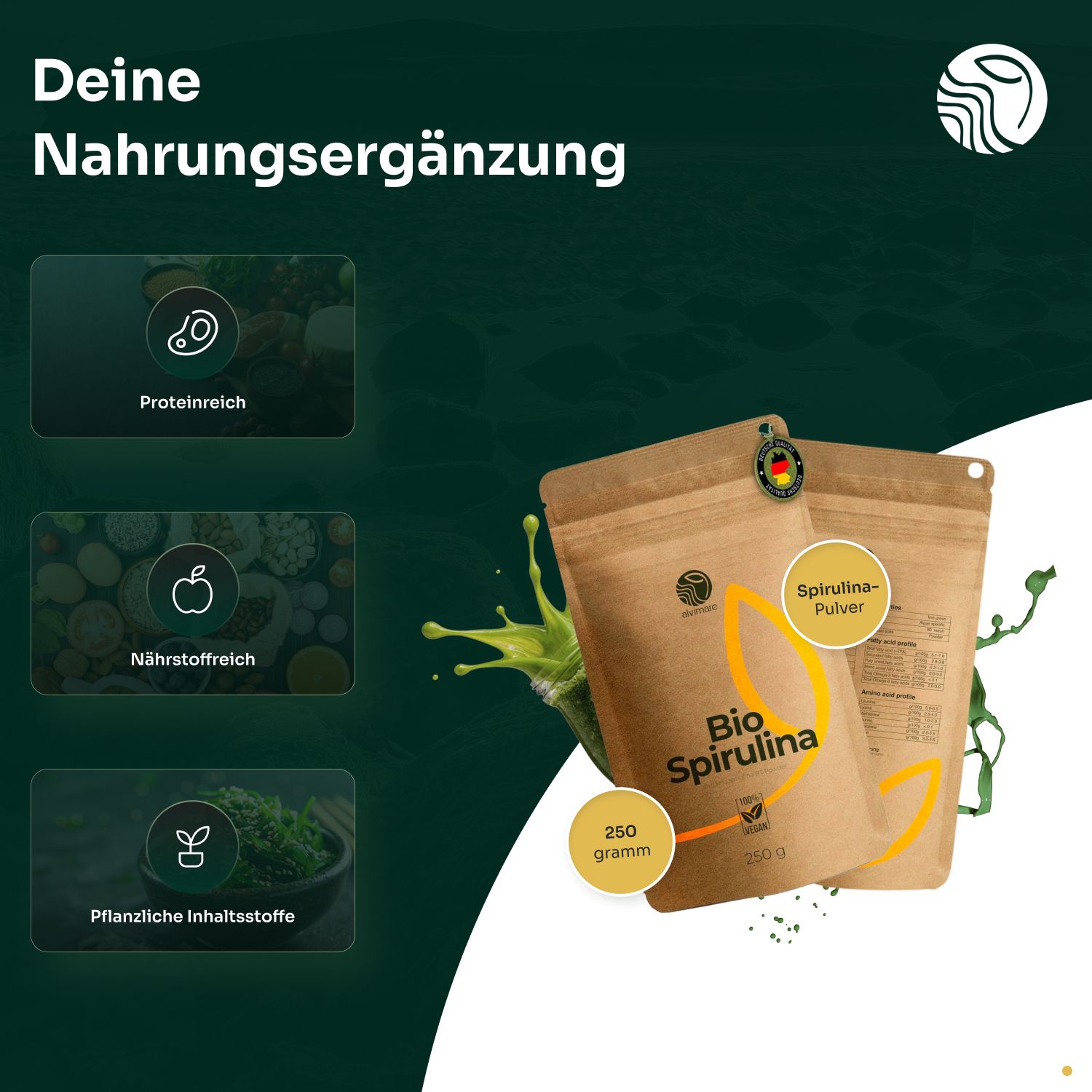 Zwei braune Tüten "Bio Spirulina Pulver" mit deutschem Siegel. 250 Gramm. Hintergrund mit grünen Elementen.