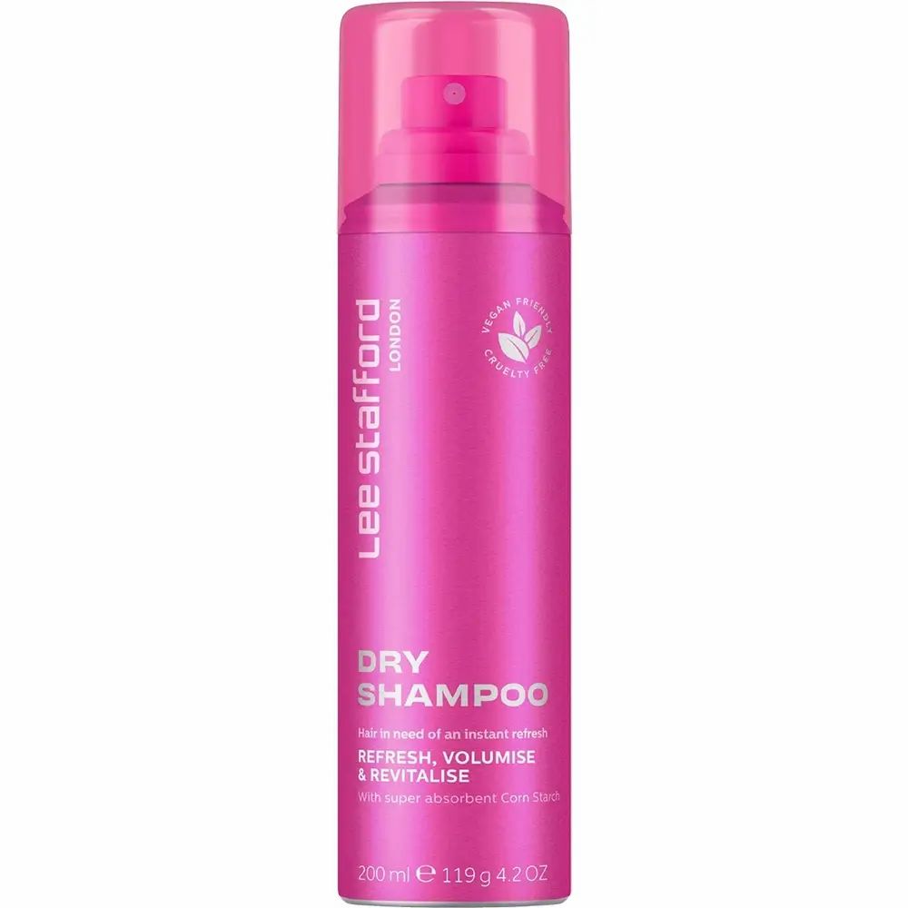 Rosa Trockenshampoo-Flasche mit Sprühkopf. Beschriftung: Lee Stafford, Dry Shampoo, Refresh, Volumise & Revitalise. Vegan und tierversuchsfrei.