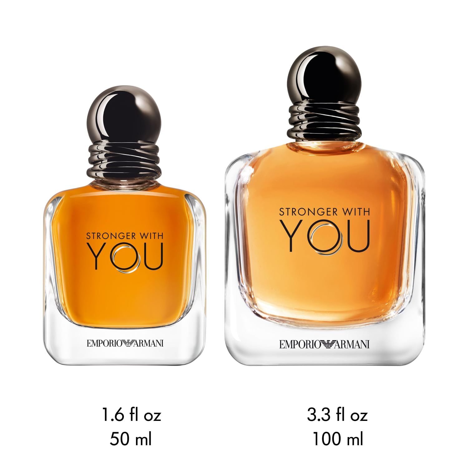 Zwei Parfümflakons. Aufschrift: STRONGER WITH YOU und EMPORIO ARMANI. Größen: 1.6 fl oz / 50 ml und 3.3 fl oz / 100 ml.