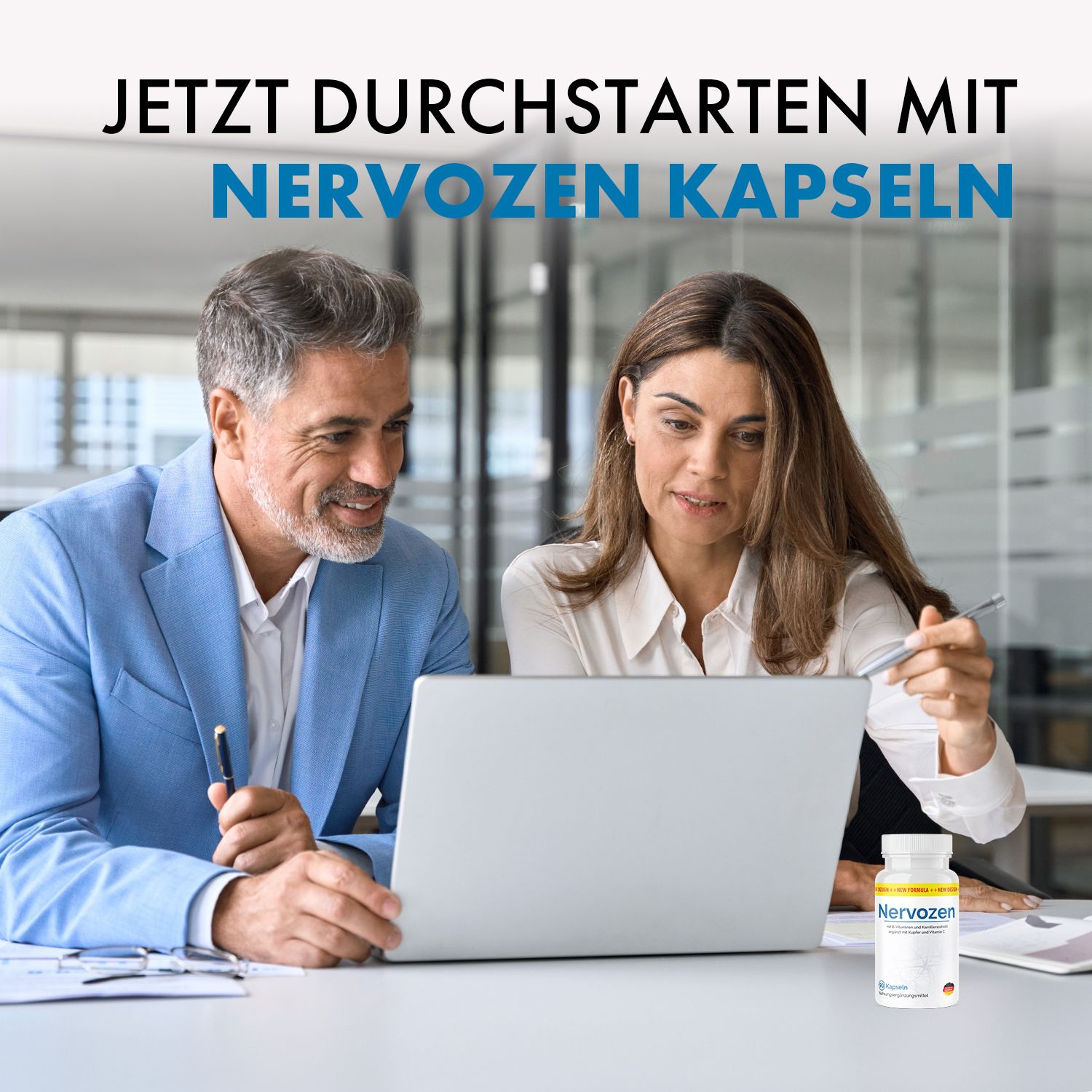 Zwei Personen betrachten Laptop. Auf dem Tisch: Flasche Nervozen Kapseln. Text: Jetzt durchstarten mit Nervozen Kapseln.