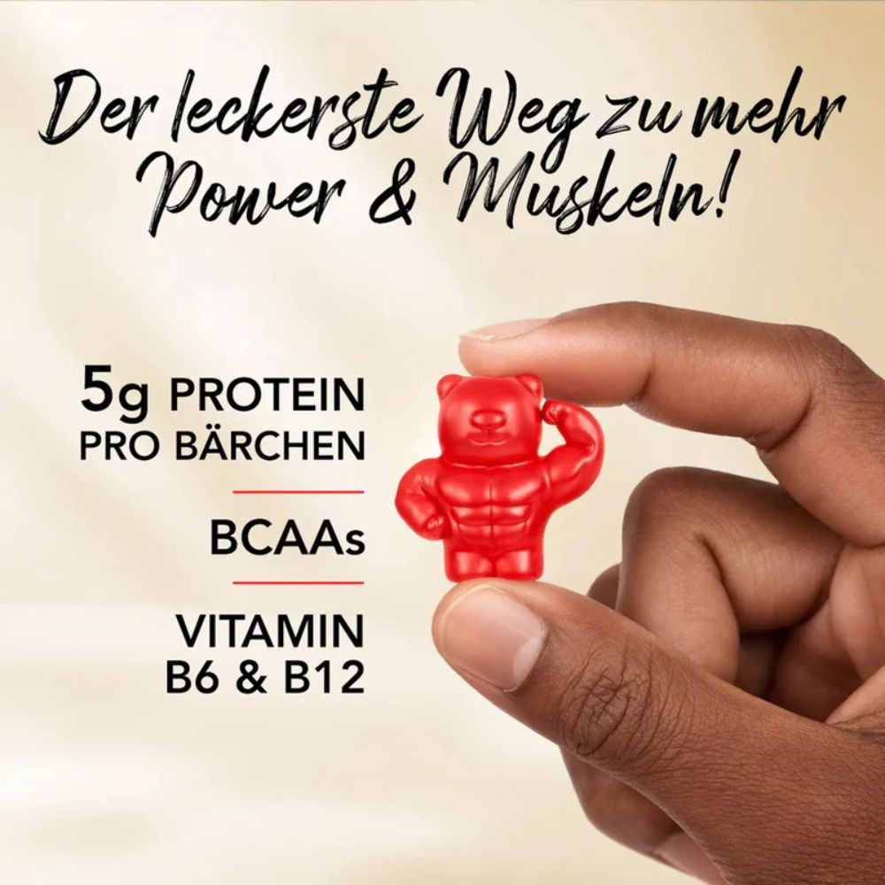 Hand hält ein rotes Gummibärchen. Text: 5g Protein, BCAA's, Vitamin B6 & B12.