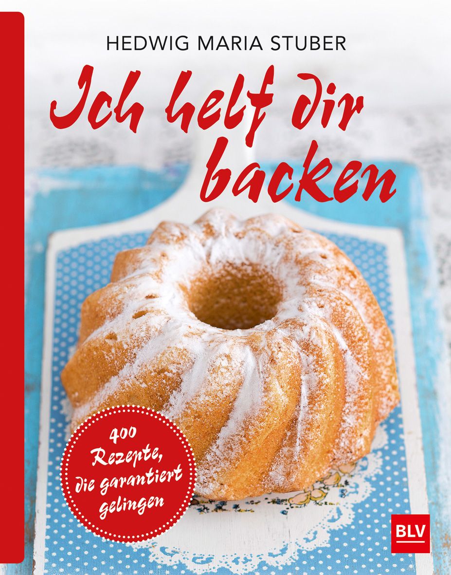 Buchcover mit Titel "Ich helf dir backen". Ein Gugelhupf mit Puderzucker liegt auf einem blauen Brett. Roter Schriftzug und Logo "BLV".