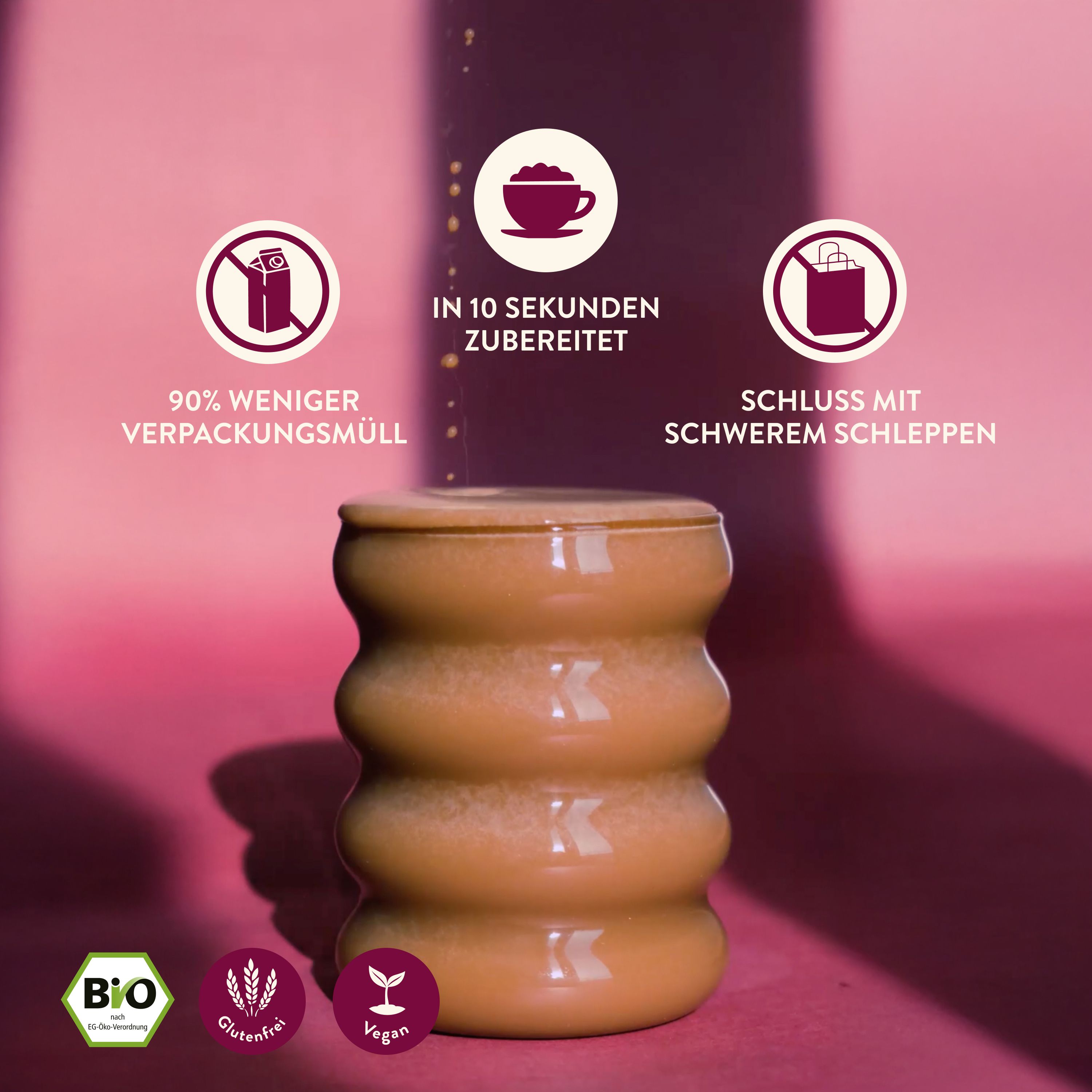 Becher mit Kakao. Aufschrift: In 10 Sekunden zubereitet. 90% weniger Verpackungsmüll. Bio-, glutenfrei-, vegan-Siegel.