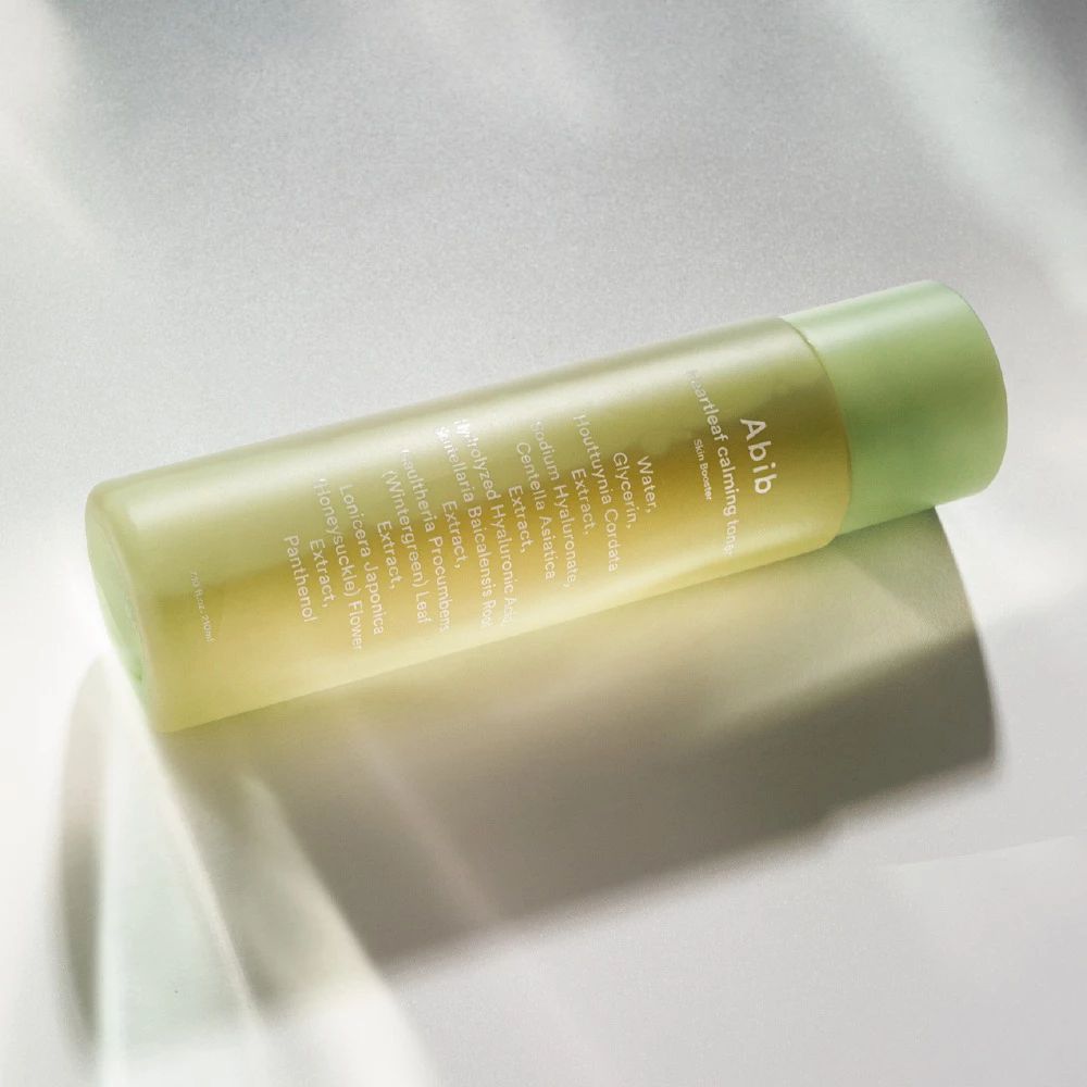 Grüne Flasche liegt auf einer Oberfläche. Aufschrift: Abib Heartleaf calming toner. Zutatenliste.