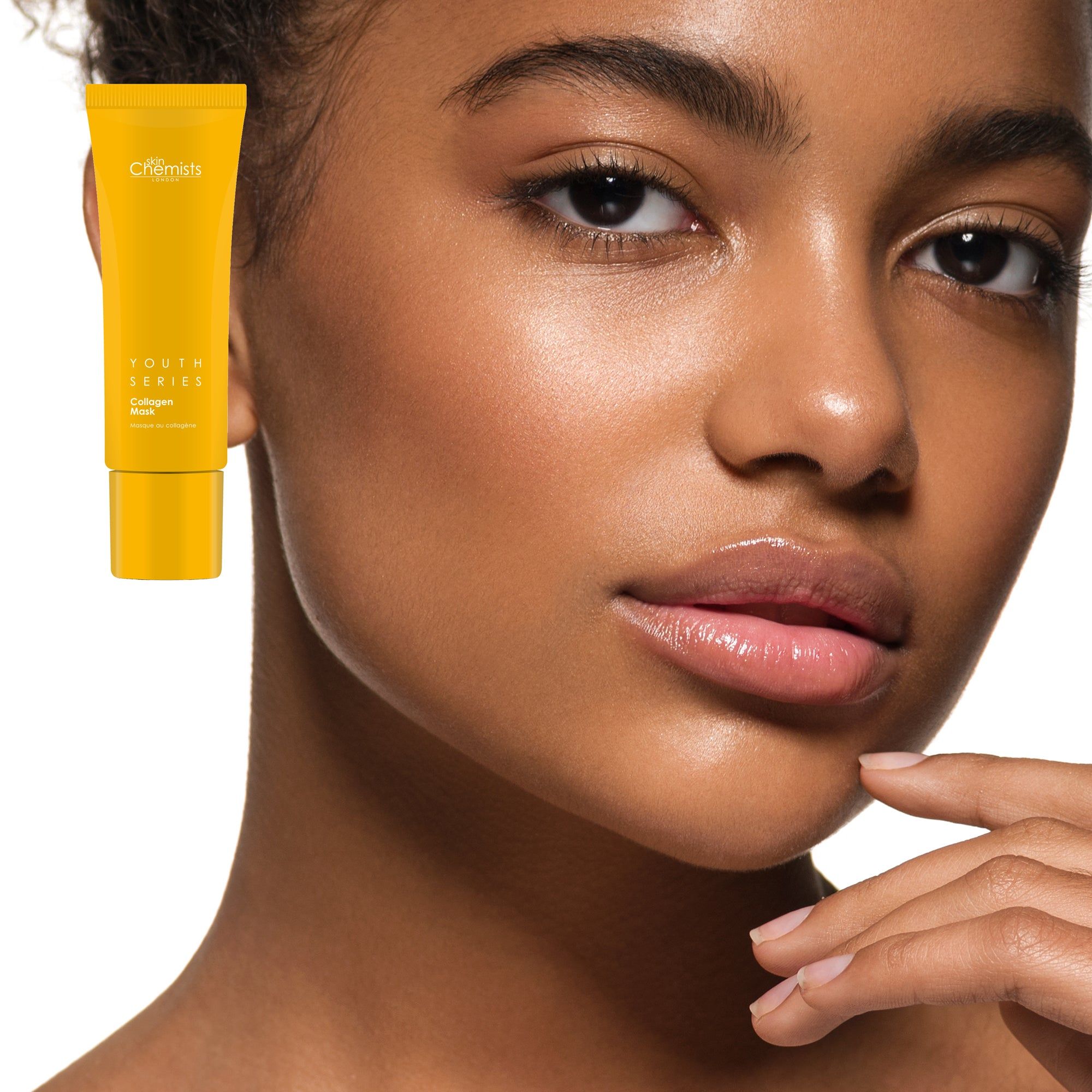 Gelbe Tube mit Schriftzug Youth Series Collagen Mask. Marke SkinChemists. Neben dem Gesicht einer Frau.