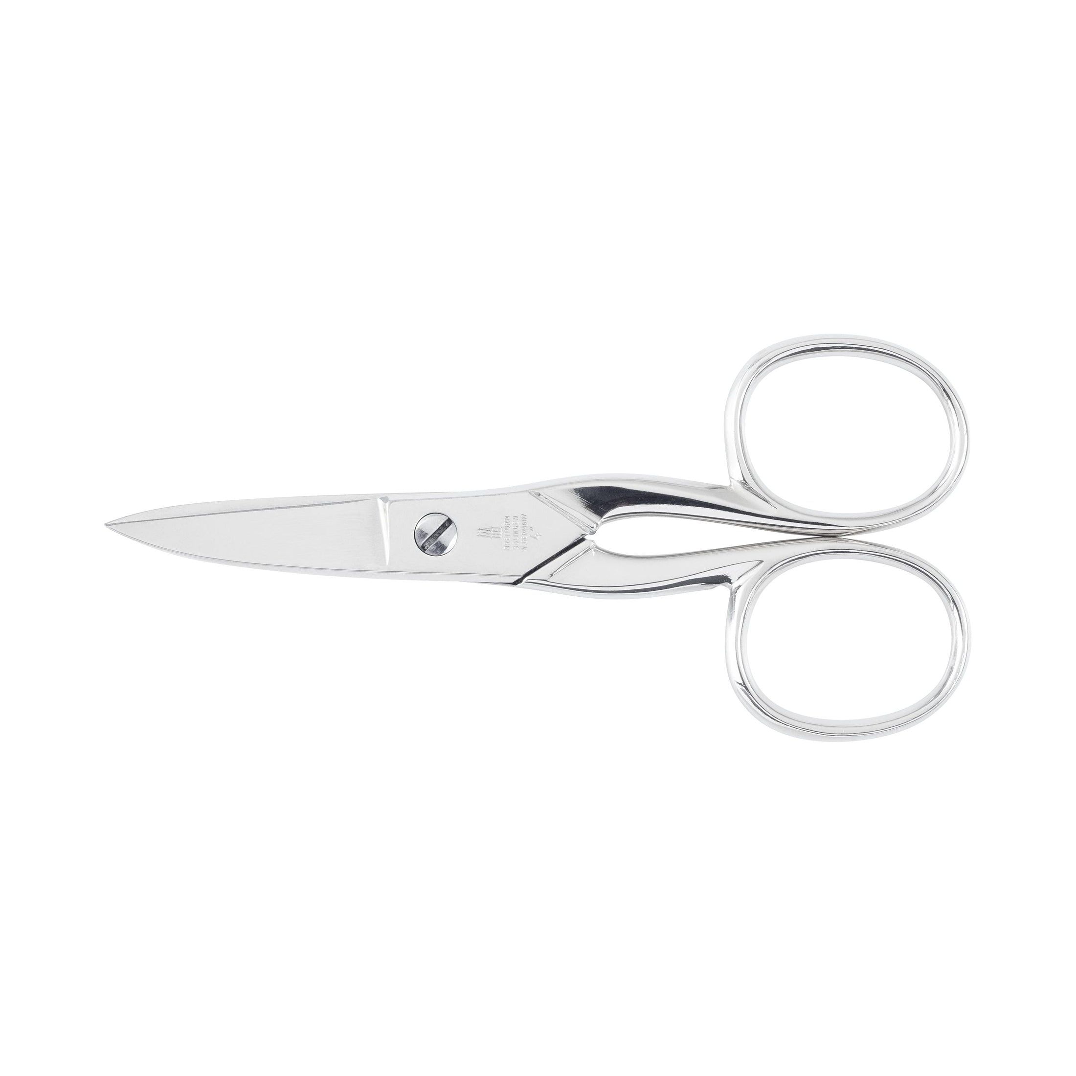 Nagelschere aus Metall. Silberfarben, mit abgerundeten Griffen und spitz zulaufenden Schneiden. Detailansicht.