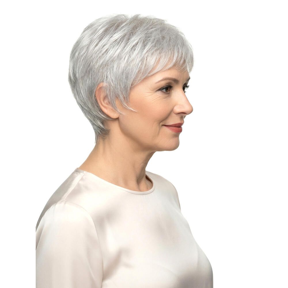 Frau mit Kurzhaarperücke, graues Haar. Seitenansicht. Helle Bluse. Weißer Hintergrund.