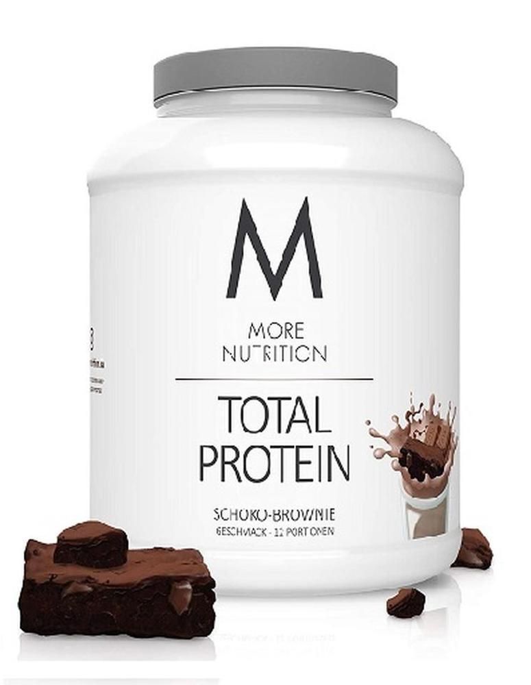 More Nutrition Total Protein Schoko-Brownie Geschmack, weißer Behälter mit grauem Deckel und Brownie-Abbildung.