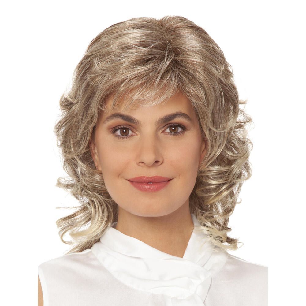 Perücke mit gewelltem, blond-meliertem Haar. Frontansicht einer Frau mit weißem Oberteil.