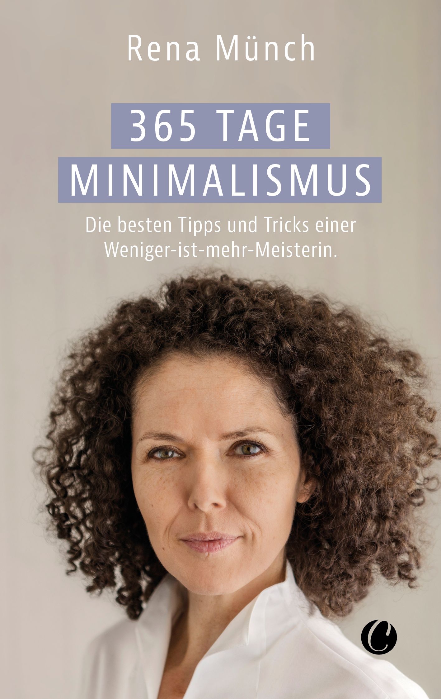 Buchcover mit Titel "365 TAGE MINIMALISMUS" von Rena Münch. Frau mit Lockenhaar. Text: Die besten Tipps und Tricks einer Weniger-ist-mehr-Meisterin.