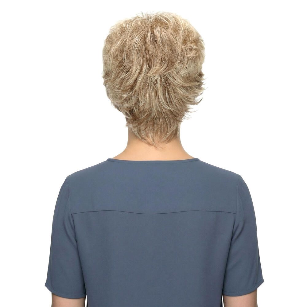 Rückansicht einer blonden Kurzhaarperücke. Frau mit blauem Oberteil.