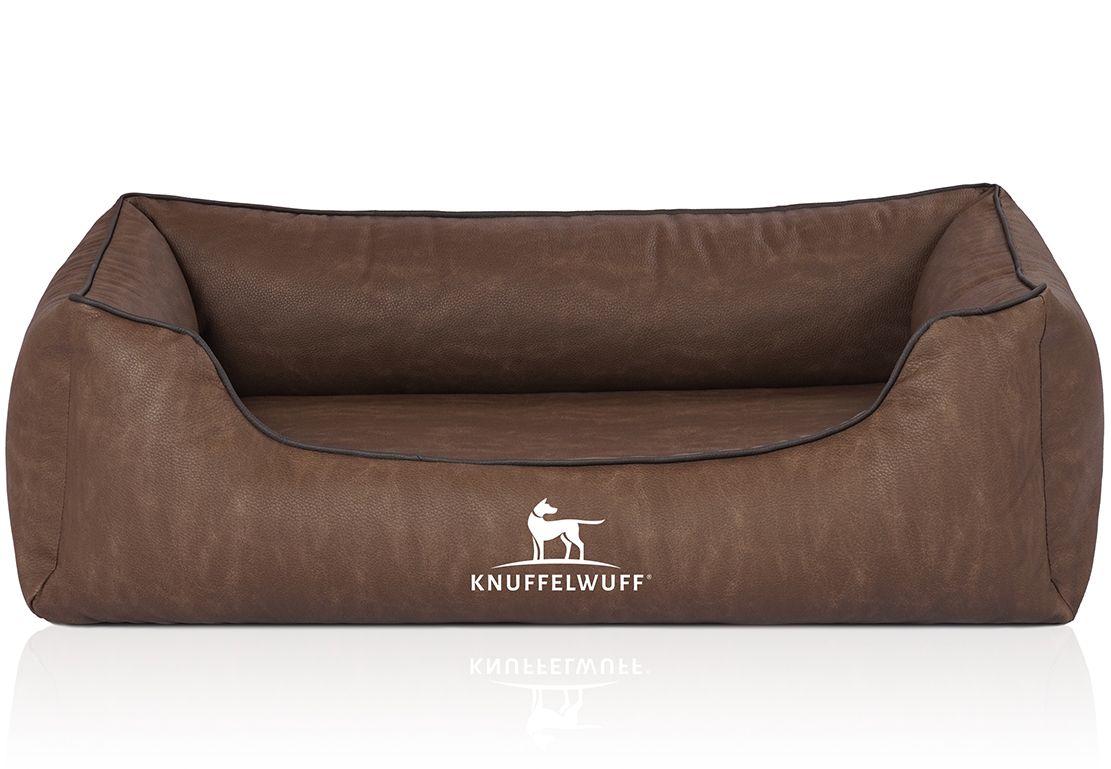 Braunes orthopädisches Hundebett mit schwarzer Naht. Knuffelwuff Logo. Rechteckige Form mit erhöhten Seiten. Kunstleder-Optik.