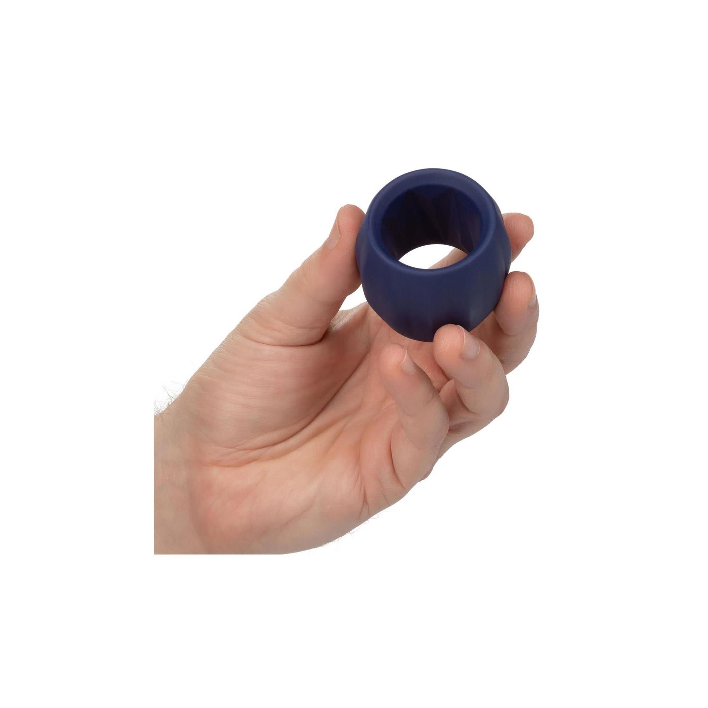 Blauer Ring in einer Hand gehalten. Ringförmiges Produkt aus Silikon.
