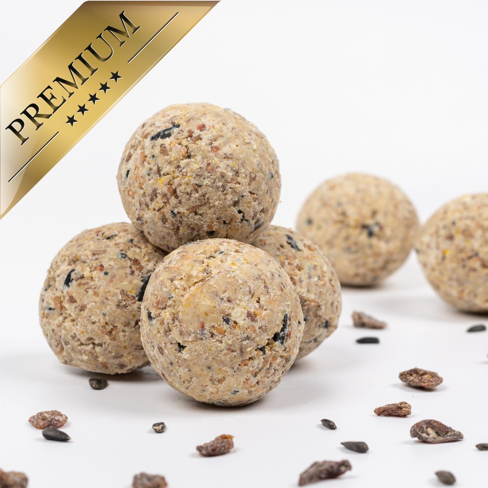 Premium Meisenknödel Vollkorn & Früchte, gestapelt auf weißem Hintergrund.