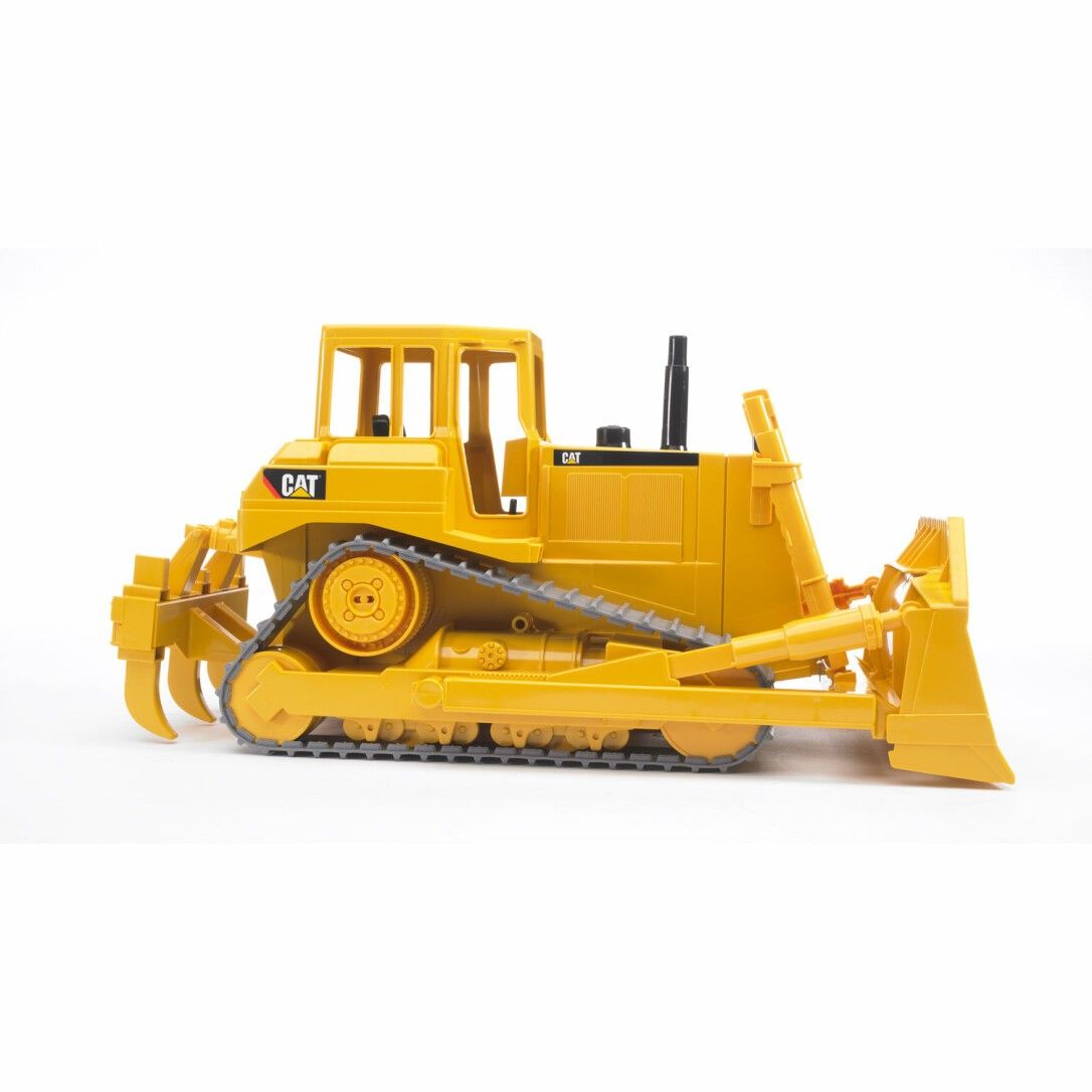 Gelber Bruder Cat® Bulldozer mit Greifern. Raupenfahrwerk, Schaufel, Kabine. Auf weißem Hintergrund.