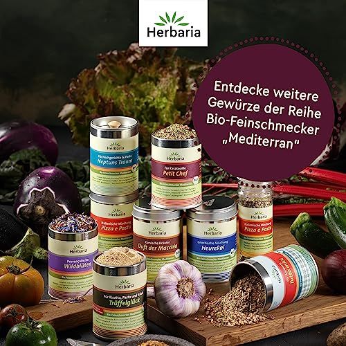 Verschiedene Herbaria Gewürzdosen der Reihe "Mediterran" mit frischem Gemüse im Hintergrund.