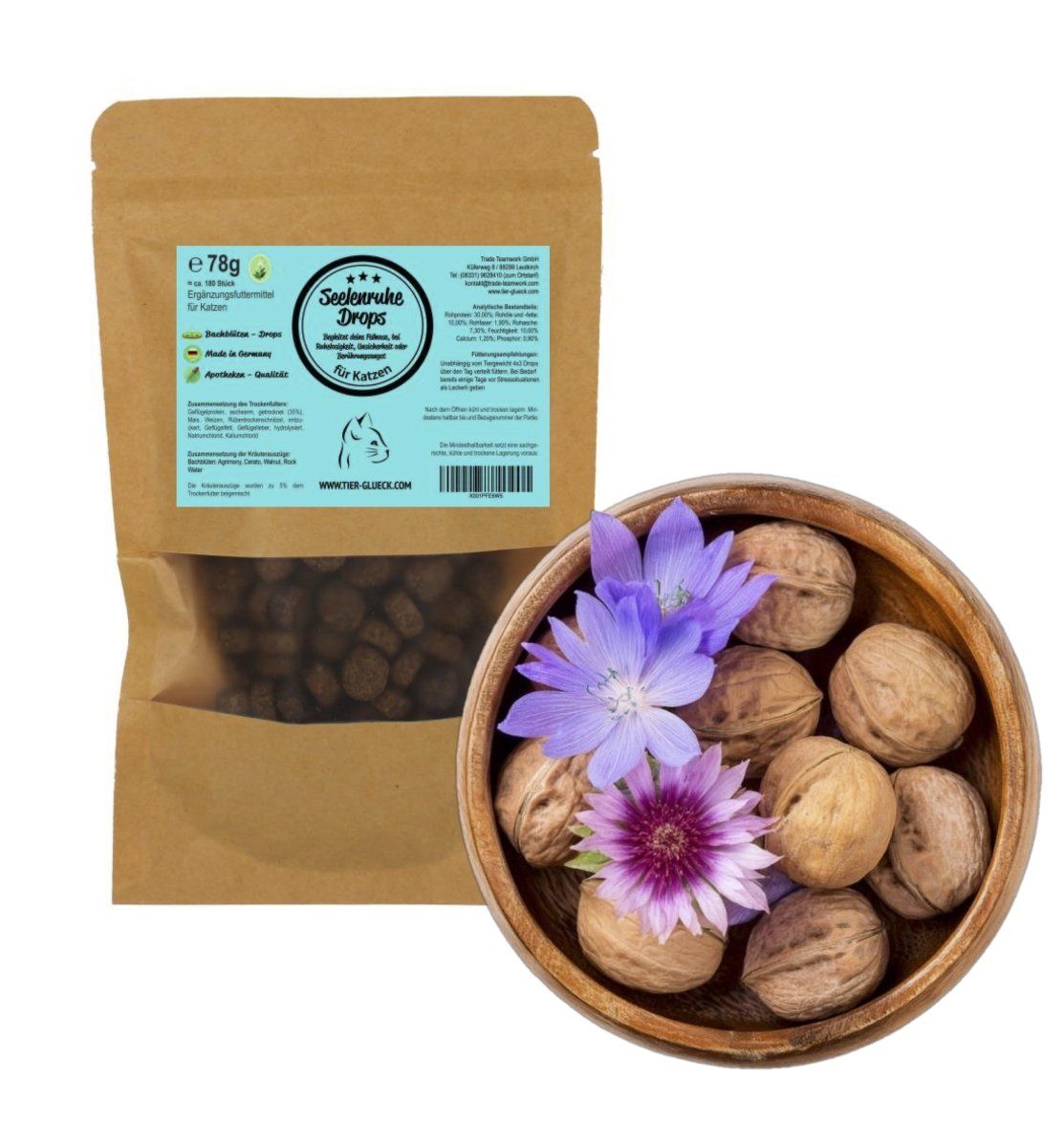 Braune Tüte mit Drops, daneben eine Holzschale mit Walnüssen und Blüten. Aufkleber mit Produktinformationen.