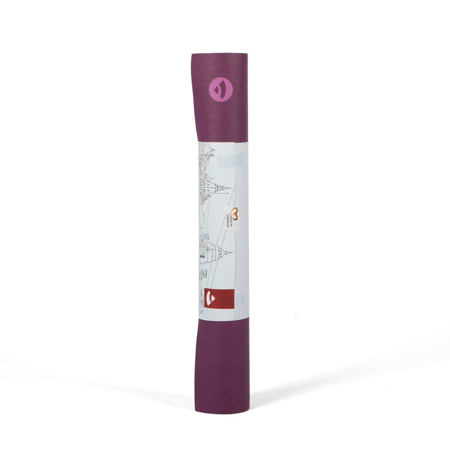 Gerollte Yogamatte mit Verpackung. Bordeauxfarben, Logo sichtbar.