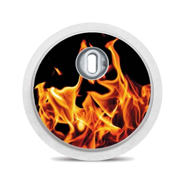 Runder Aufkleber mit Flammenmotiv. Flammen auf schwarzem Hintergrund. Weißer Rand, silberner Mittelteil.