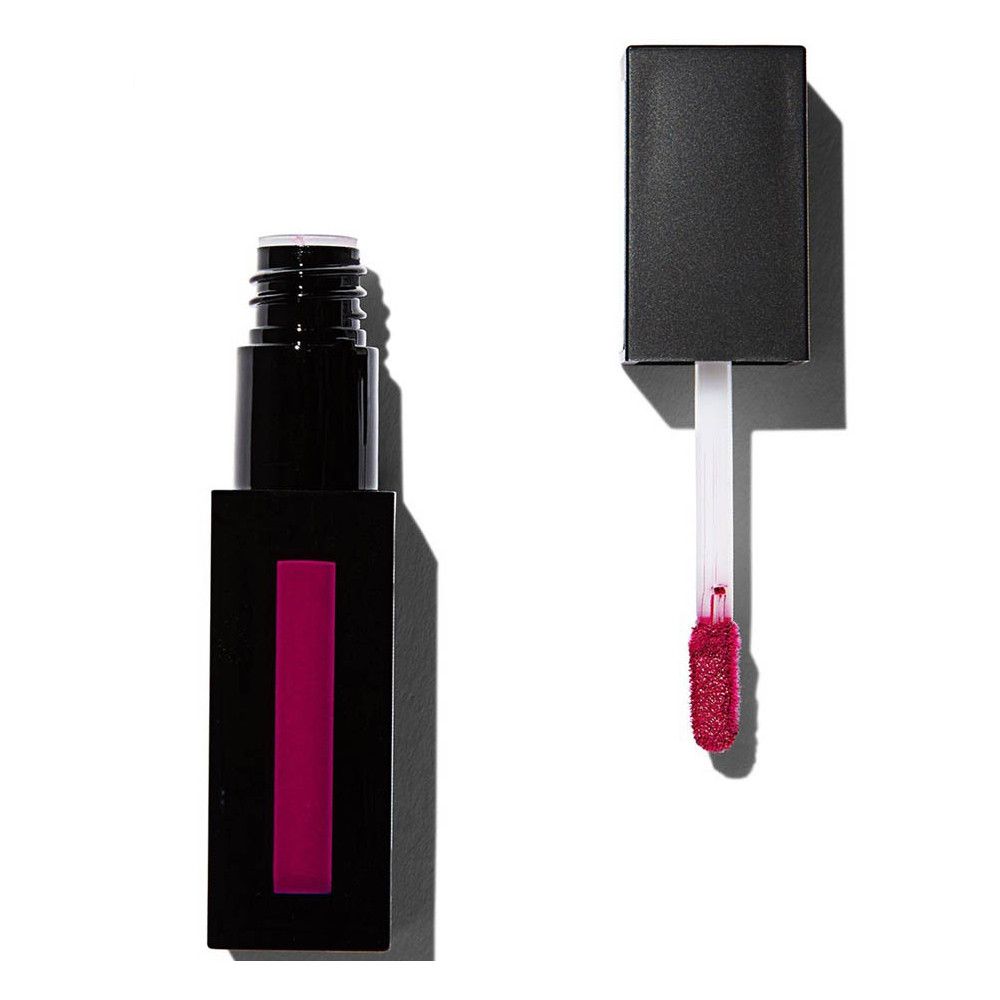Schwarze, rechteckige Lipgloss-Verpackung mit geöffnetem Deckel und Applikator. Der Applikator zeigt pinkfarbenen Lipgloss.