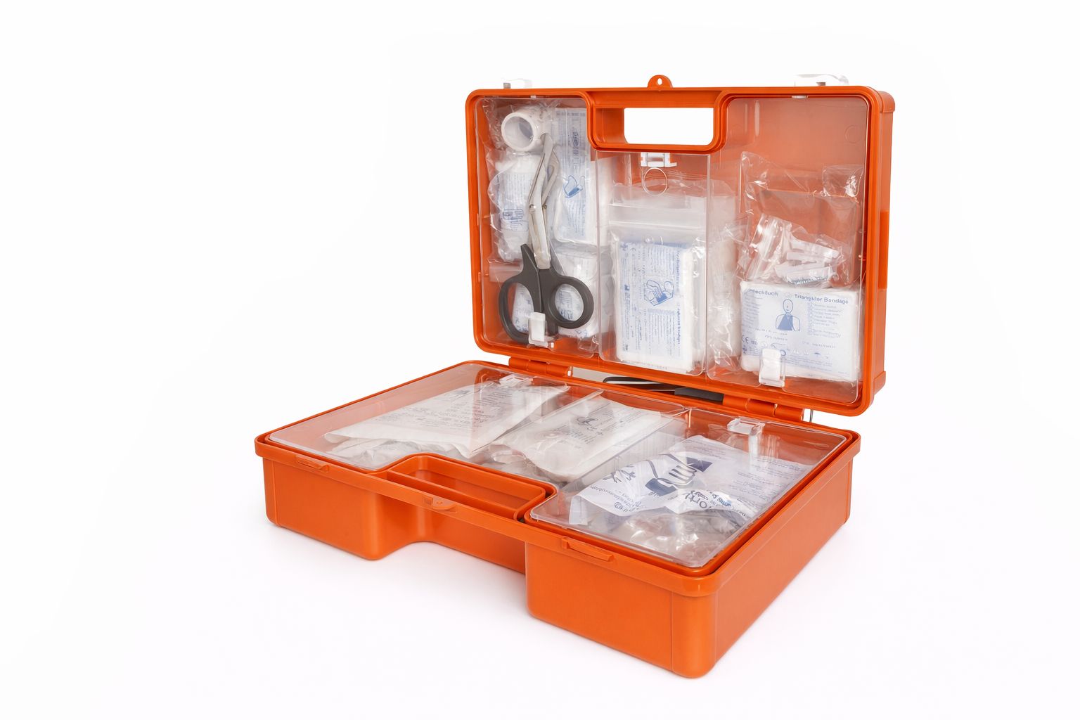 Geöffnete orangefarbene Erste-Hilfe-Koffer mit Inhalt. Enthält Verbandsmaterial, Schere und weitere medizinische Artikel.