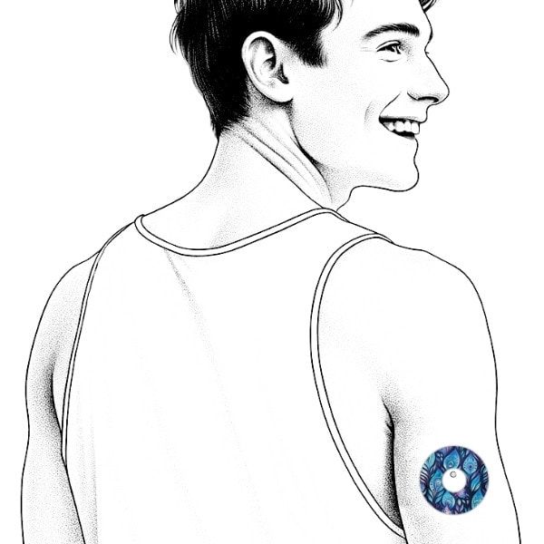 Person mit Pflaster am Arm. Rundes Pflaster mit Pfauenfeder-Muster. CGM-Sensor abgebildet.