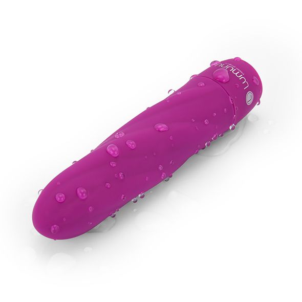 Pinkfarbener Vibrator mit spiralförmiger Oberfläche, bedeckt mit Wassertropfen.