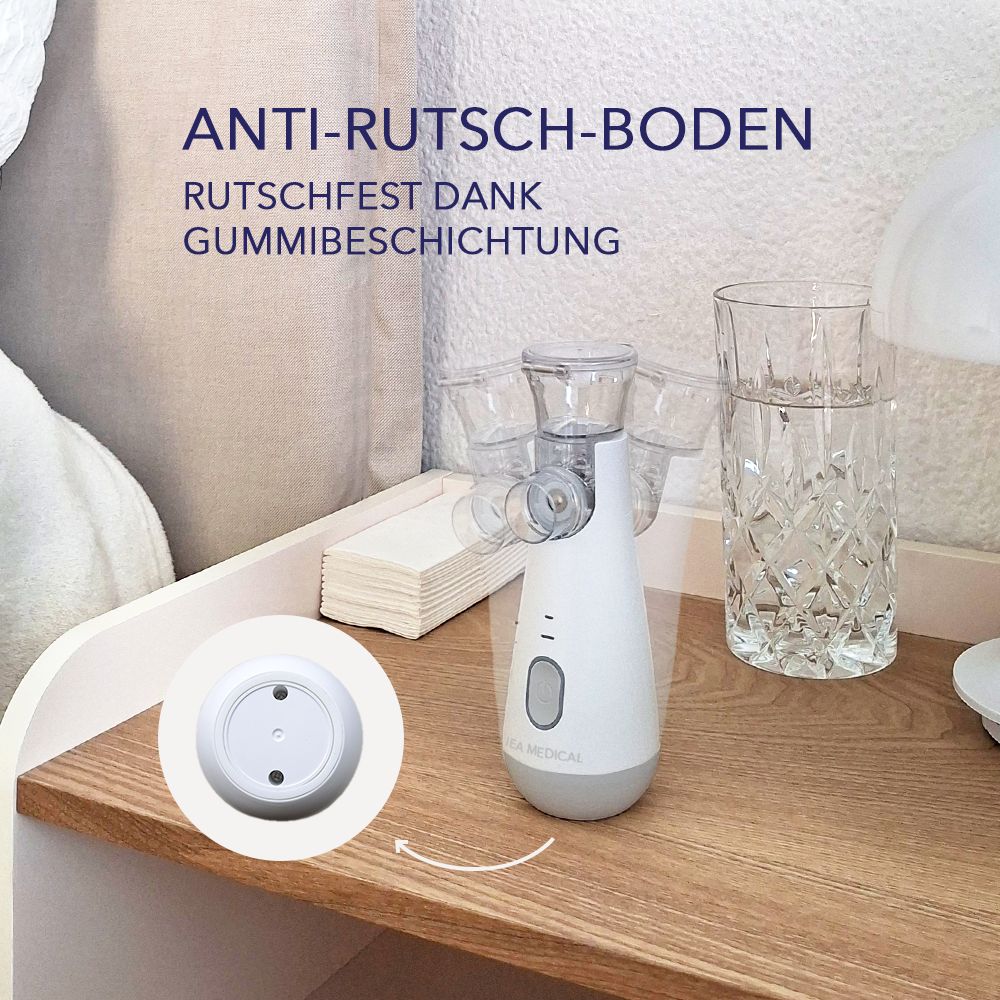 Weißer Vernebler mit Maske auf einem Nachttisch. Nahaufnahme des rutschfesten Bodens.