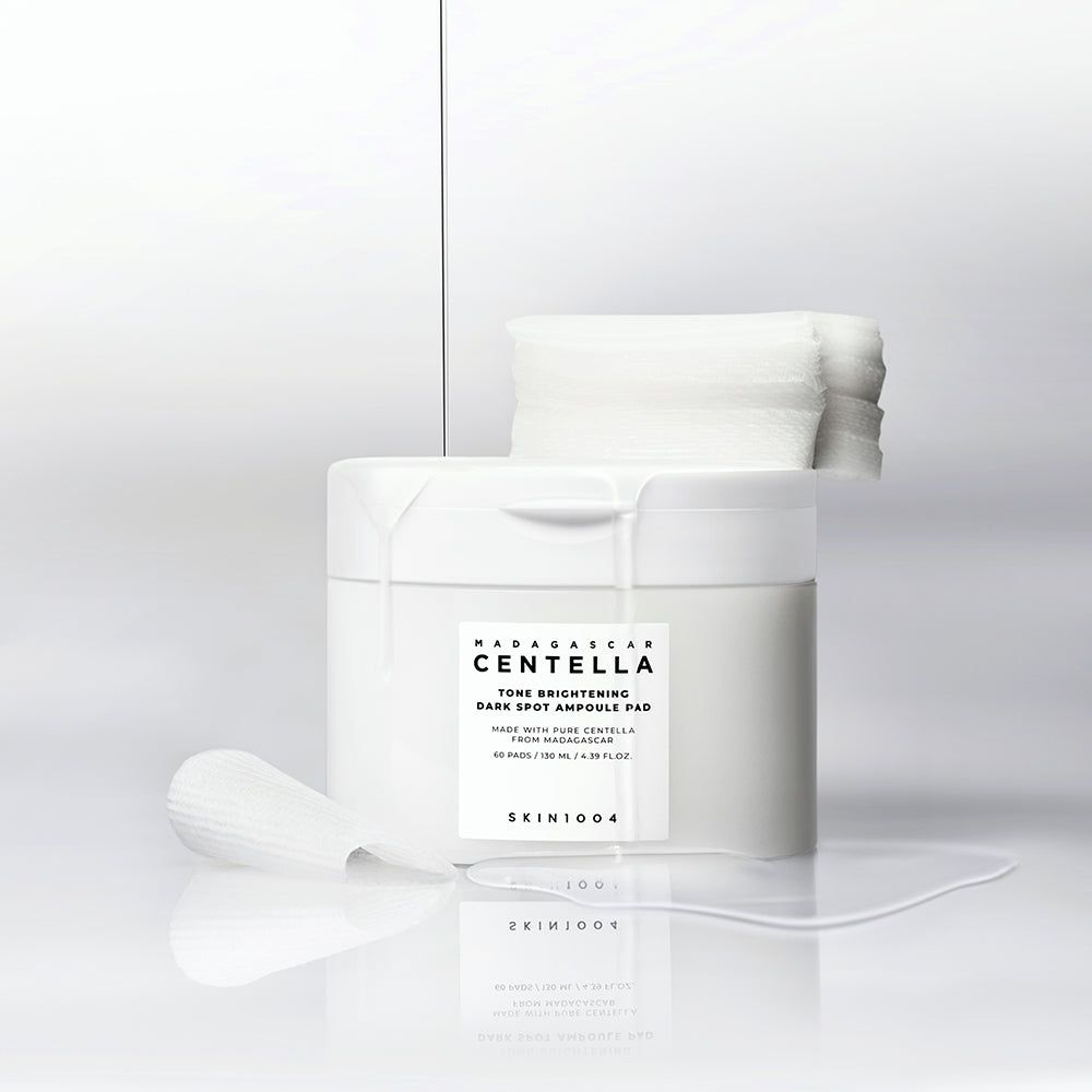 SKIN1004 Madagascar Centella Ampoule Pads in weißem Behälter mit aufgestapelten Pads und einem einzelnen Pad daneben.