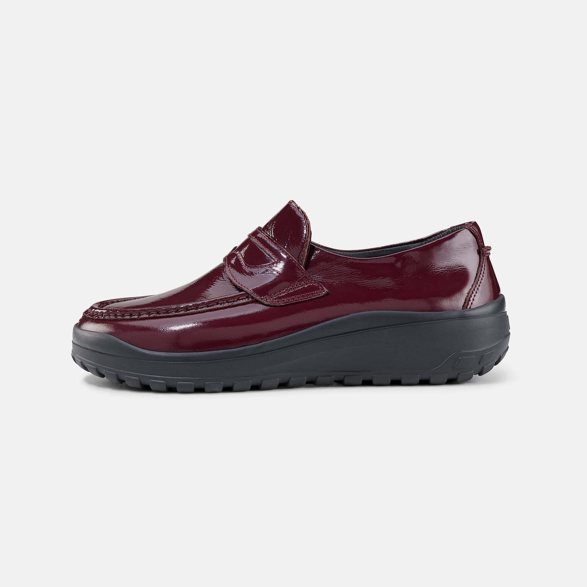 Bordeauxroter Damen-Slipper aus Lackleder, breite Passform, von der Seite.