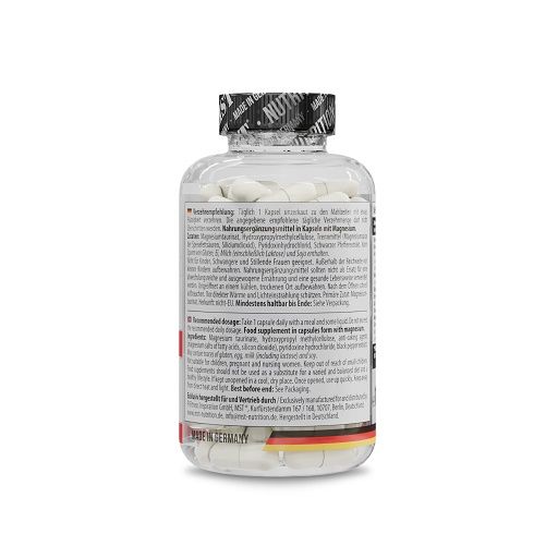 Rückansicht einer Flasche mit weißen Kapseln. Text auf Etikett in mehreren Sprachen. Schwarzer Deckel. Flagge Deutschland am unteren Rand.