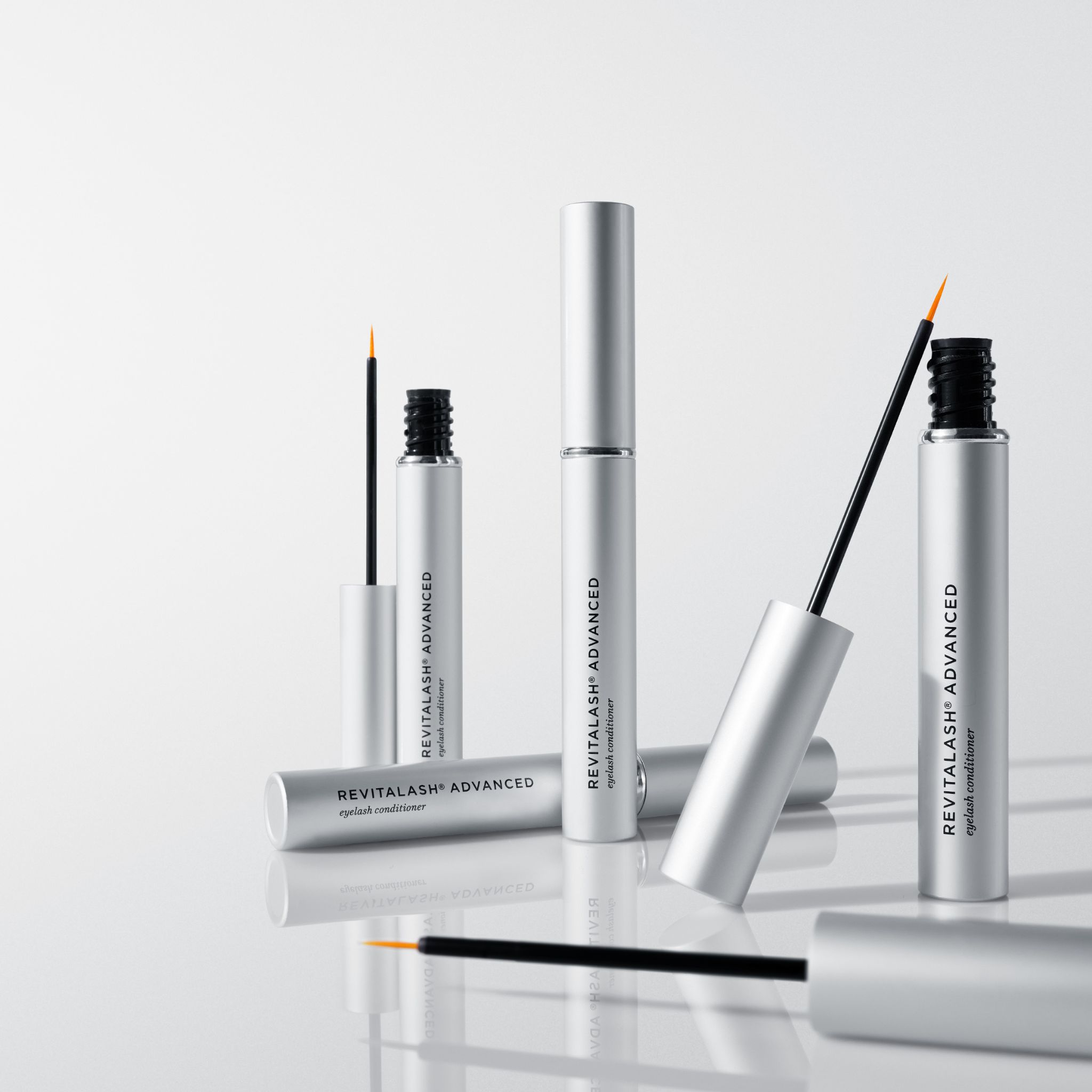 RevitaLash® Advanced Eyelash Conditioner in silberner Hülse.