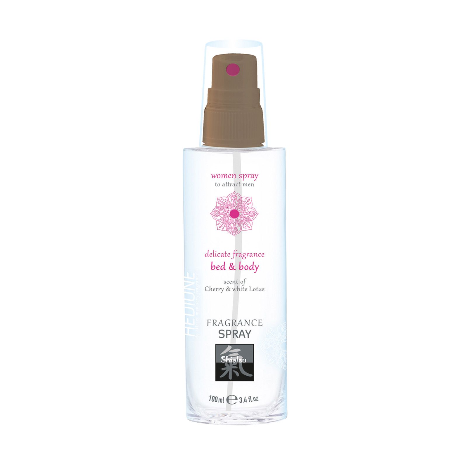 Transparenter Flakon mit Zerstäuber. Aufschrift: "women spray", "delicate fragrance bed & body", "Fragrance Spray".