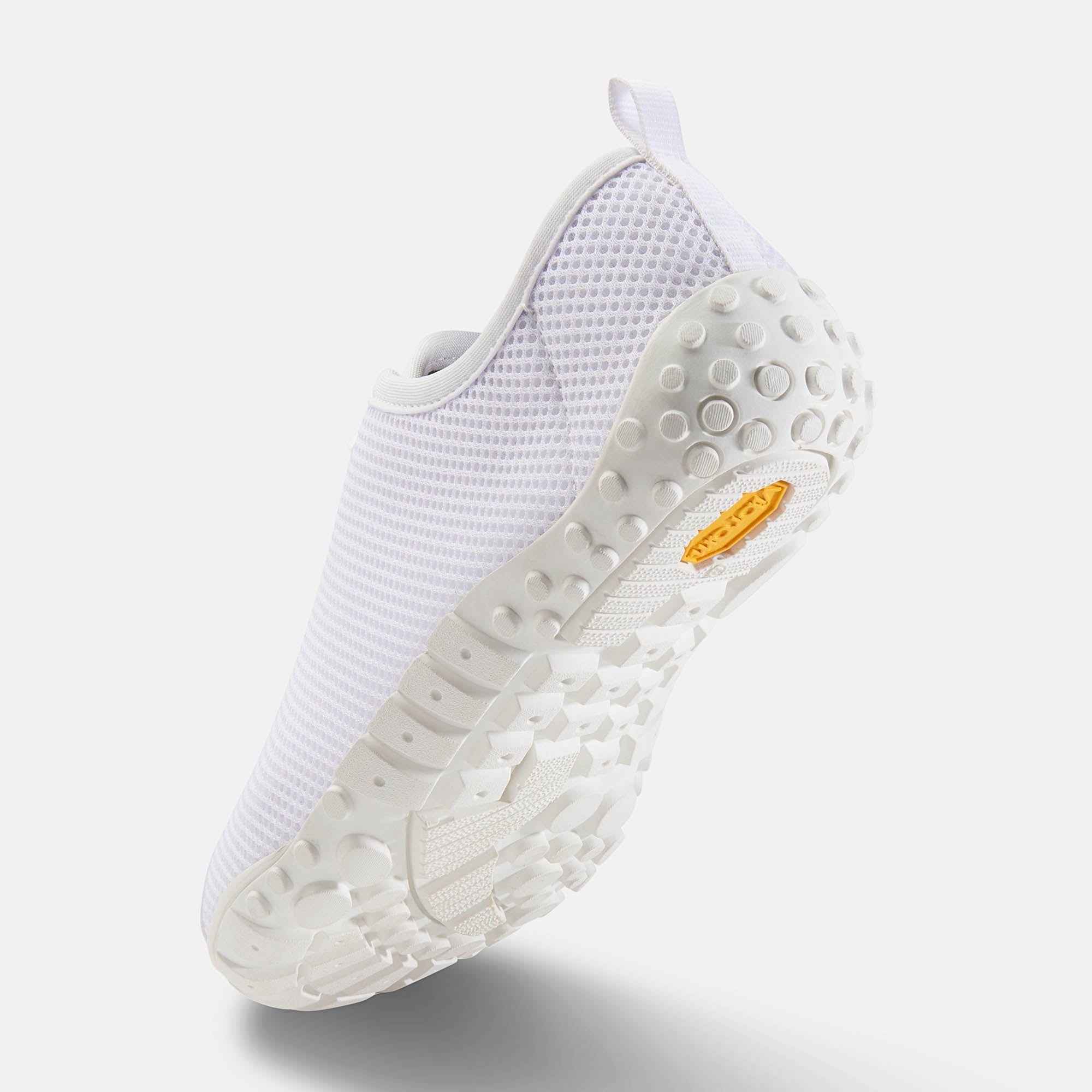 Weißer Schuh, Unteransicht. Mesh-Obermaterial, breite Passform. Gummisohle mit Vibram-Logo.