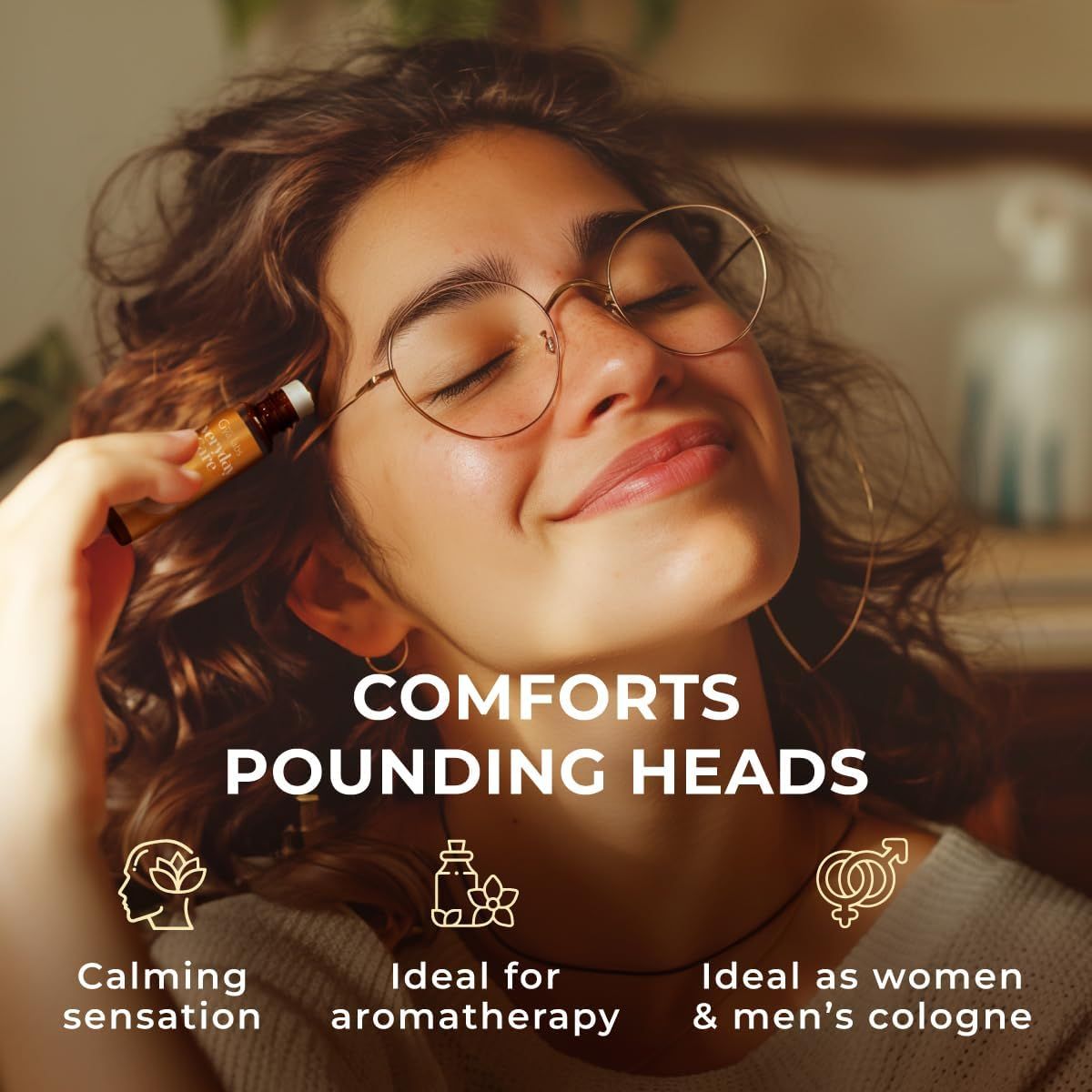 Braune Glasflasche mit Roll-on-Applikator. Frau mit Brille hält Flasche an der Schläfe. Text: Comforts Pounding Heads.