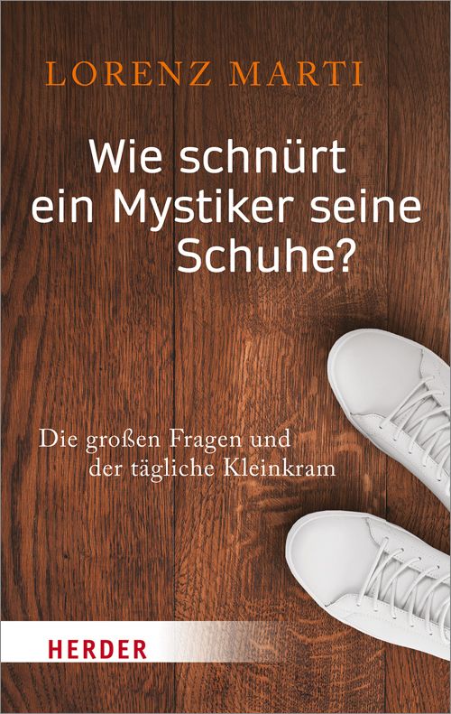 Buchcover mit Titel: Wie schnürt ein Mystiker seine Schuhe? Autor: Lorenz Marti. Auf Holzgrund, weiße Schuhe. Verlag: Herder.
