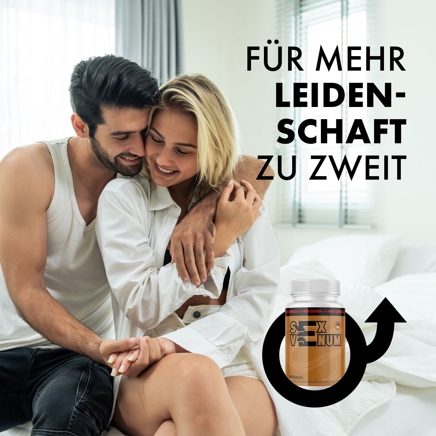 Paar im Bett, umarmend. Auf dem Nachttisch: Sex Venum Kapseln. Schwarzes Männlichkeitssymbol mit Pfeil.