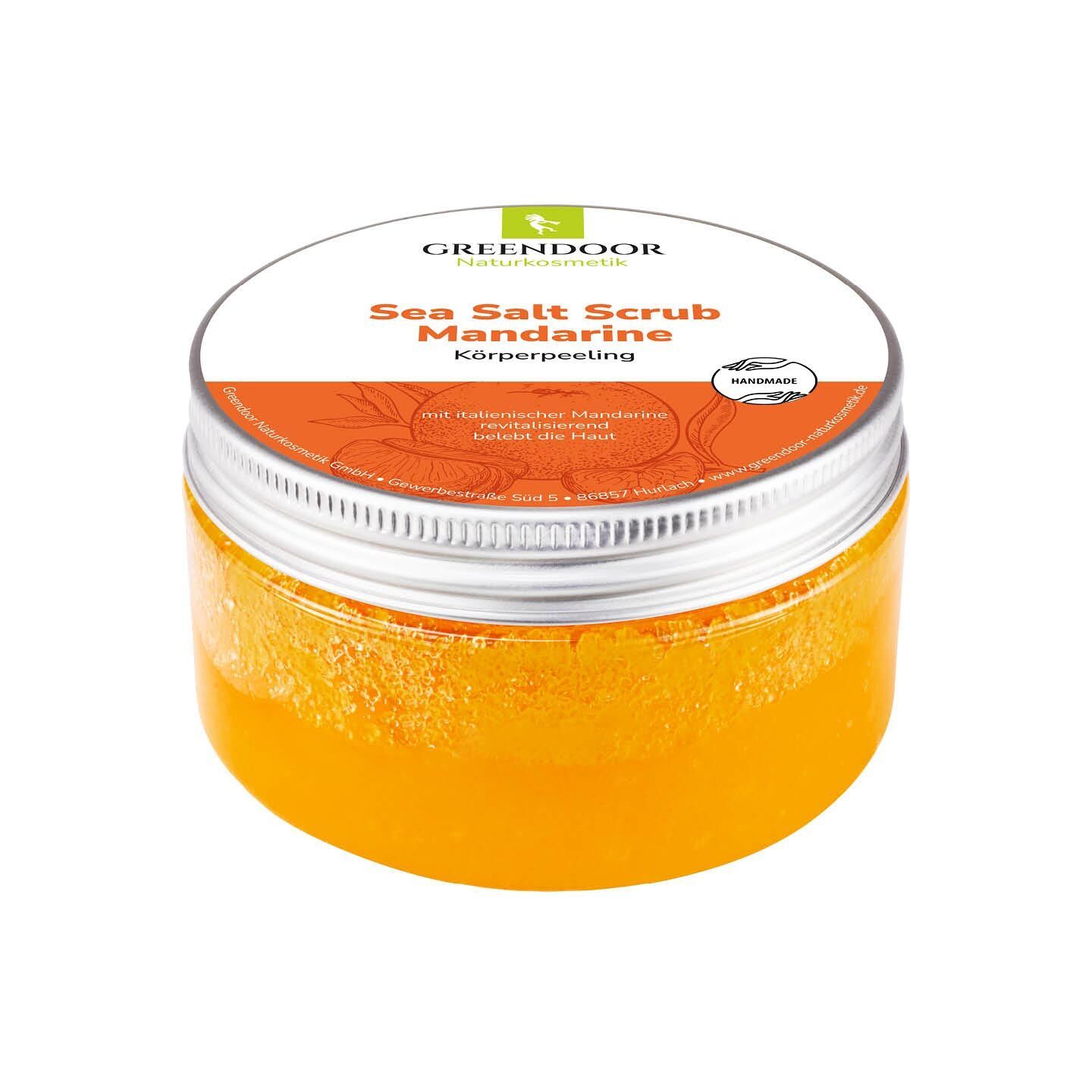 GREENDOOR Sea Salt Scrub Mandarine Körperpeeling in einem transparenten Tiegel mit silbernem Deckel.