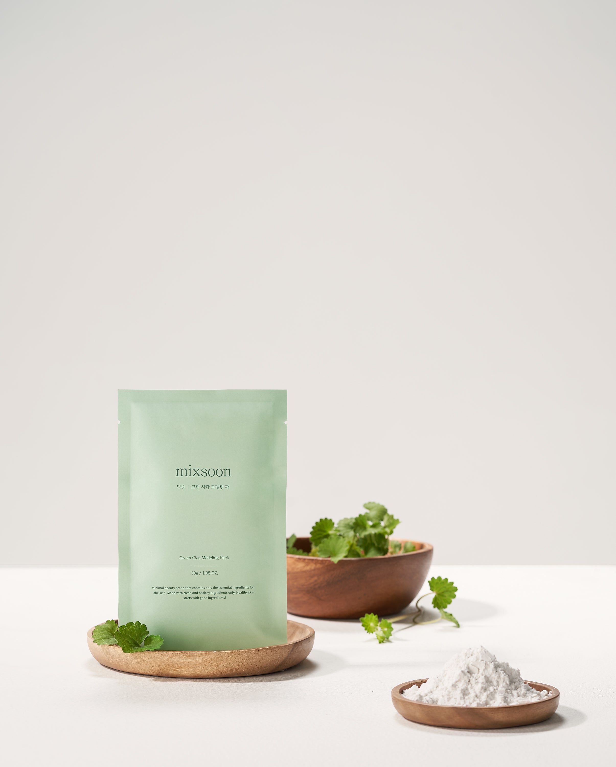 Produktverpackung, Schalen mit Pulver und Blättern. Marke: mixsoon. Produkt: Green Cica Modeling Pack. Auf weißem Hintergrund.