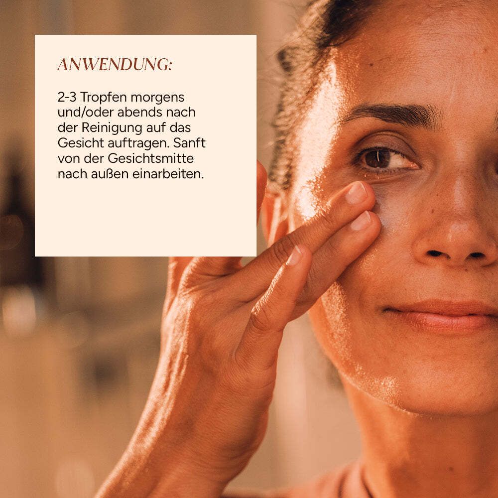 Frau trägt Serum auf. Text: 2-3 Tropfen morgens und/oder abends nach der Reinigung auftragen.