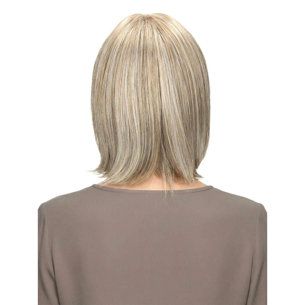 Perücke Mola von trendhair. Blondes Haar mit Pony. Rückansicht. Mittellange, glatte Frisur. Braunes Oberteil.
